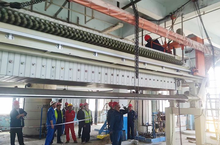 吉(ji)林石化公司闆框隔膜壓濾(lv)機成套設備安裝完成