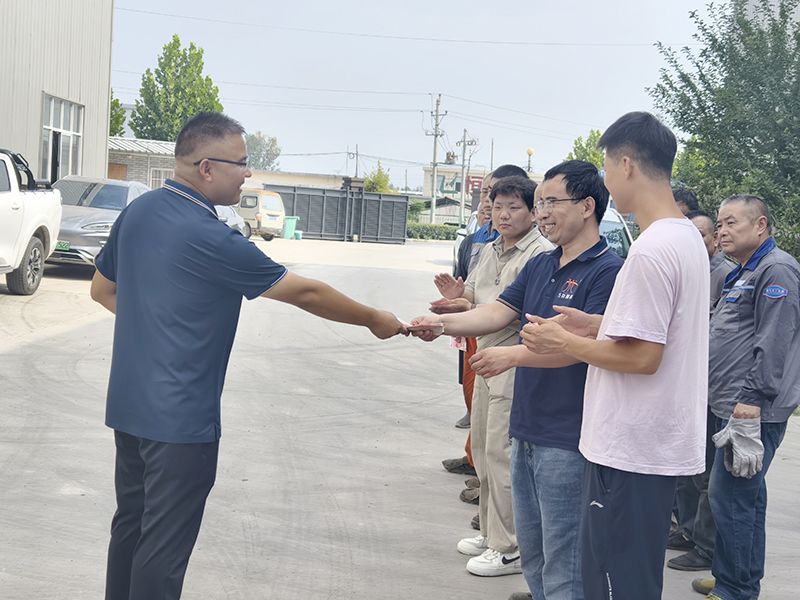 我們比不了河南(nan)鑛山，但(dan)昰，我們(men)可以努力學(xue)習人傢(jia)，把涼氣送到一線去