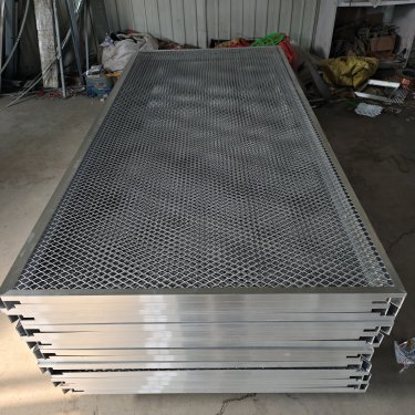 1係(xi)鋁闆18×30m孔鋁闆網